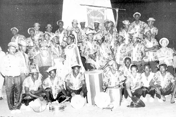 Esta foto foi feita em 28 de fevereiro de 1965, no Carnaval de rua daquele ano. Eram todos integrantes da famosa e tradicional Escola de Samba Unidos da Cidade Nova, que costumava se reunir e ensaiar na sede da Luiz Gama. Veja se você identifica alguns de